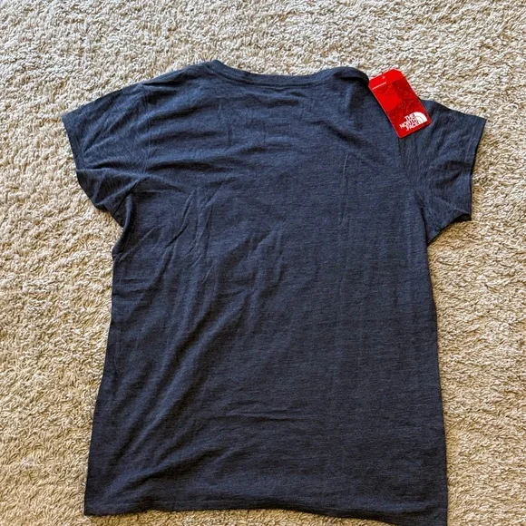 The North Face Women’s V-Neck Tee with Purple-Orange Logo brand new size XL - Picture 4 of 4